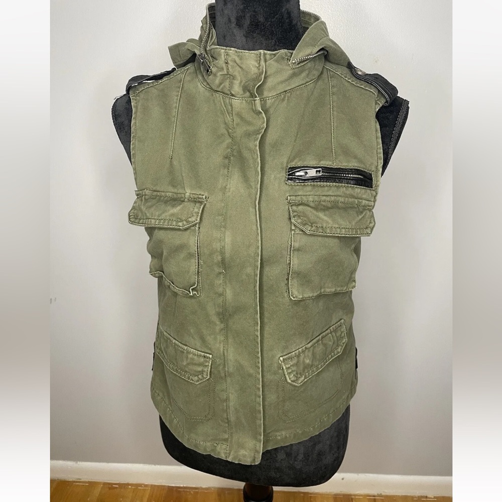 BDG Urban Outfitter’s Sleeveless Zip-Up Jacket: Size Small